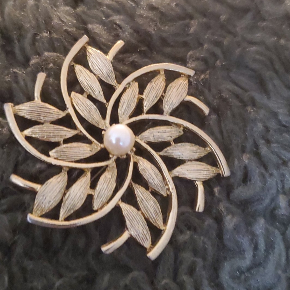 3 for $20 🤑Vintage Gold tone flower Pin